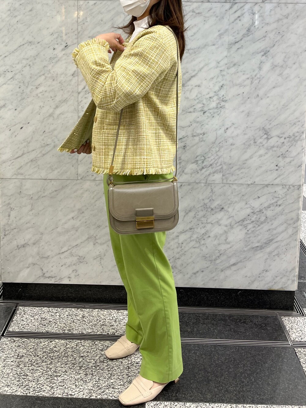 グリーン系のノーカラージャケット、ベージュ系のショルダーバッグ、グリーン系のその他パンツを着用したレディースの春コーディネートの2枚目の写真
