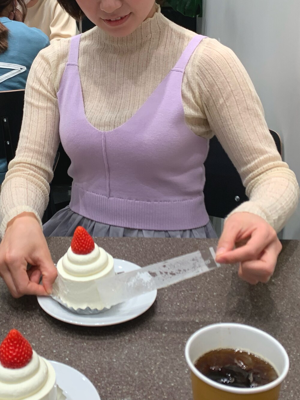 ホワイト系のカーディガン/ボレロ、ピンク系のワンピース、グリーン系のスニーカーを着用したレディースの春コーディネートの2枚目の写真