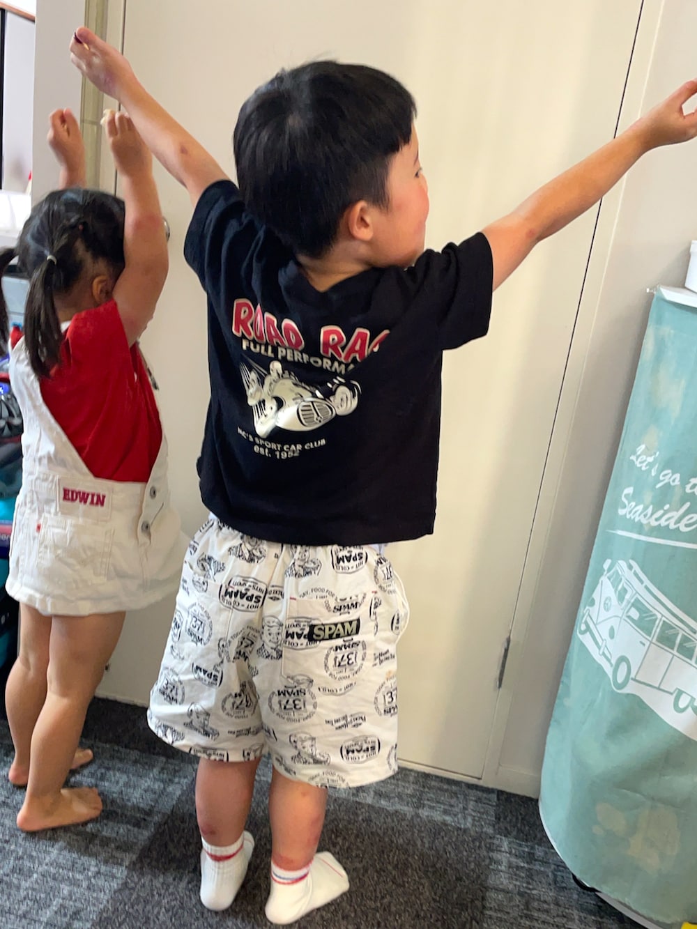 「5歳男の子、３歳女の子、兄妹、かわいい、おしゃれさんと繋がりたい、アトピーでもオシャレ」｜「Life Support ProductsのビックシルエットバックプリントTシャツ（80～150cm）（Tシャツ/カットソー、ブラック系）」を使った、kyouka0504さん（キッズ・110cm）の夏コーディネートの2枚目の写真