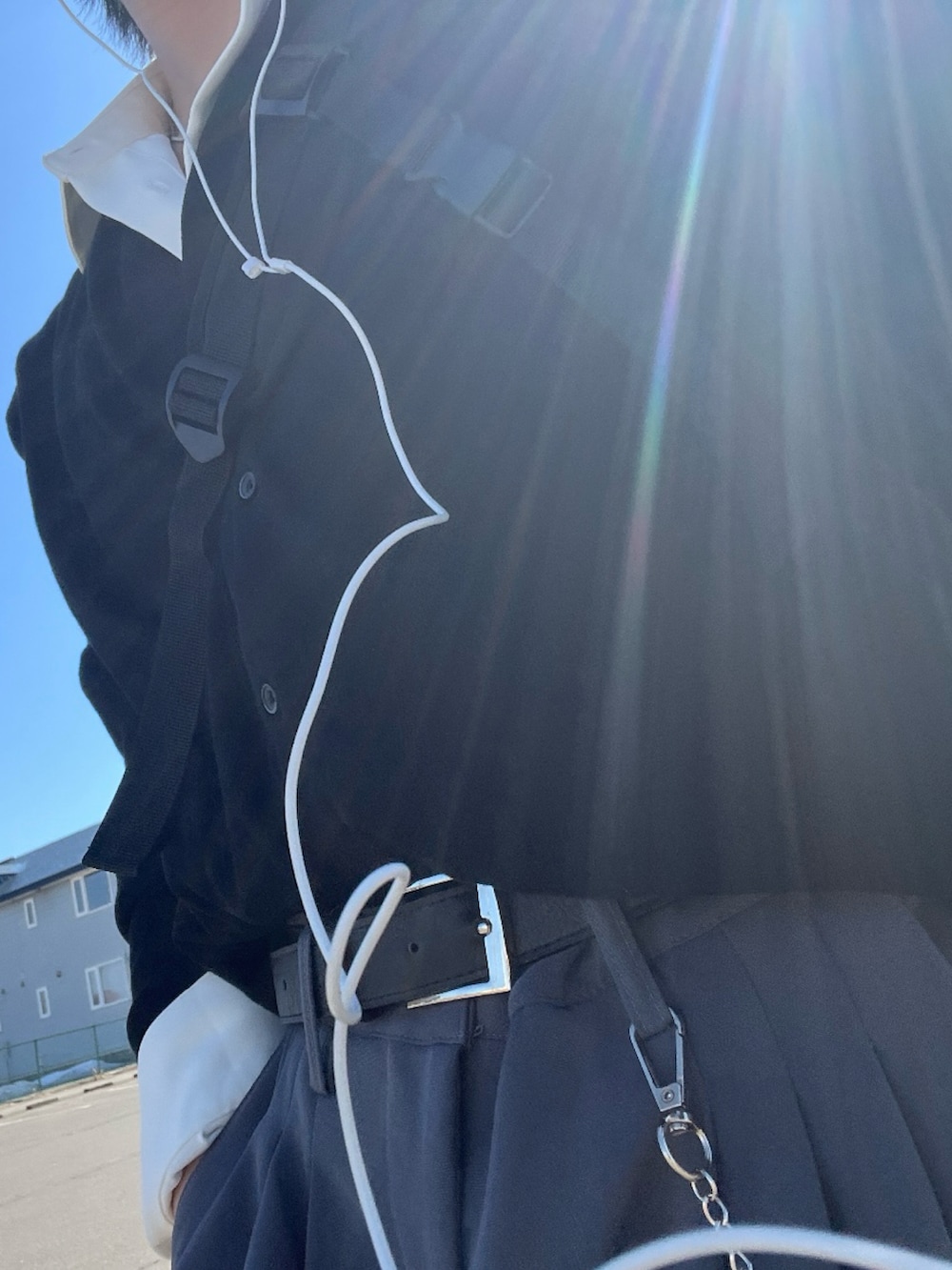 グレー系のスラックス、ブラック系のカーディガン/ボレロを着用したメンズの春コーディネートの2枚目の写真