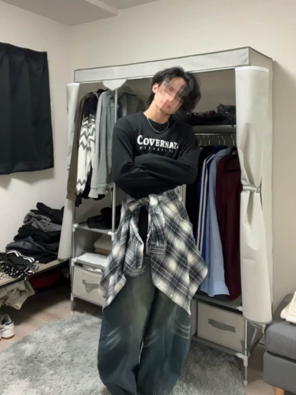 ブルー系のデニムパンツ、ブラック系のTシャツ/カットソー、グレー系のパーカーを着用したメンズの春コーディネートの3枚目の写真