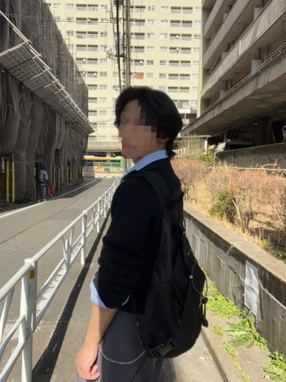 ブルー系のニット/セーター、ブルー系のシャツ/ブラウス、グレー系のスラックスを着用したメンズの春コーディネートの2枚目の写真