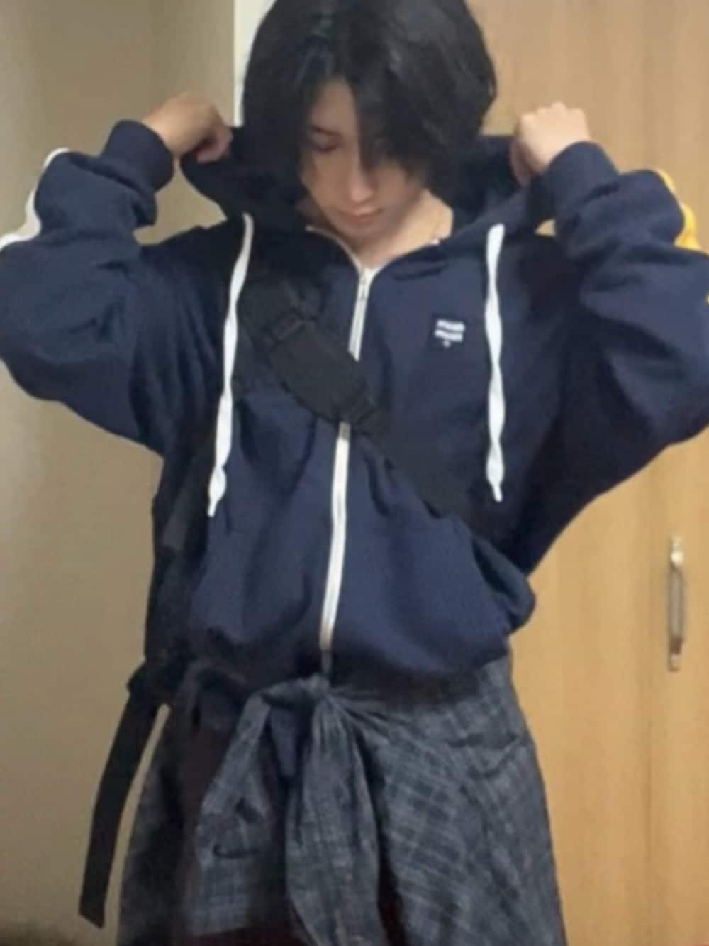 ブルー系のパーカー、ブラック系のシャツ/ブラウス、ブラウン系のパンツを着用したメンズの春コーディネートの2枚目の写真