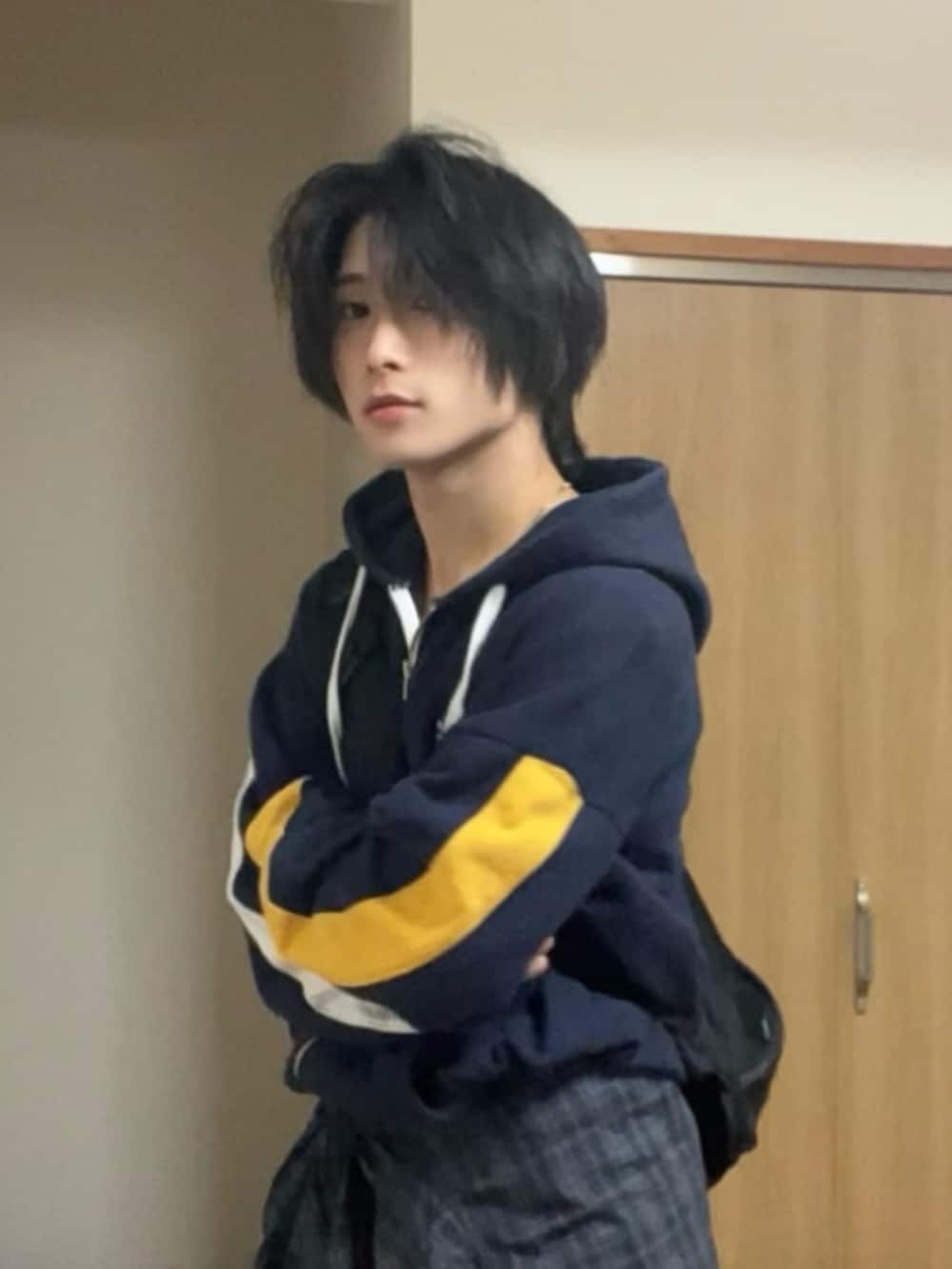 ブルー系のパーカー、ブラック系のシャツ/ブラウス、ブラウン系のパンツを着用したメンズの春コーディネートの3枚目の写真