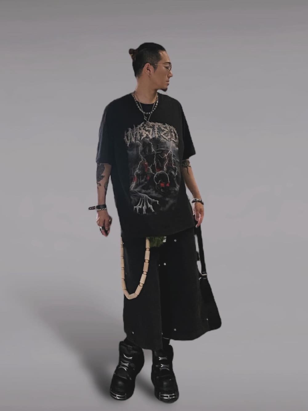 「ロゴT、フェススタイル、古着MIX、夏コーデ、休日スタイル、革靴、ブラック、ブラックコーデ、ストリート、SK8、ハーフパンツ、ロック、ロックT」｜「WASTED PARISのストリートブランド WASTED PARIS ウェイステッド パリス T-SHIRT UNDEAD オーバーサイズ 半袖トップス 半袖Tシャツ ロゴTシャツ プリントTシャツ ストリートファッション スケーターブランド（Tシャツ/カットソー、グレー系）」を使った、WATASABUさん（メンズ・165cm）の夏コーディネートの4枚目の写真