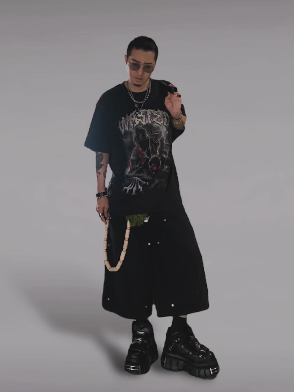 「ロゴT、フェススタイル、古着MIX、夏コーデ、休日スタイル、革靴、ブラック、ブラックコーデ、ストリート、SK8、ハーフパンツ、ロック、ロックT」｜「WASTED PARISのストリートブランド WASTED PARIS ウェイステッド パリス T-SHIRT UNDEAD オーバーサイズ 半袖トップス 半袖Tシャツ ロゴTシャツ プリントTシャツ ストリートファッション スケーターブランド（Tシャツ/カットソー、グレー系）」を使った、WATASABUさん（メンズ・165cm）の夏コーディネートの2枚目の写真
