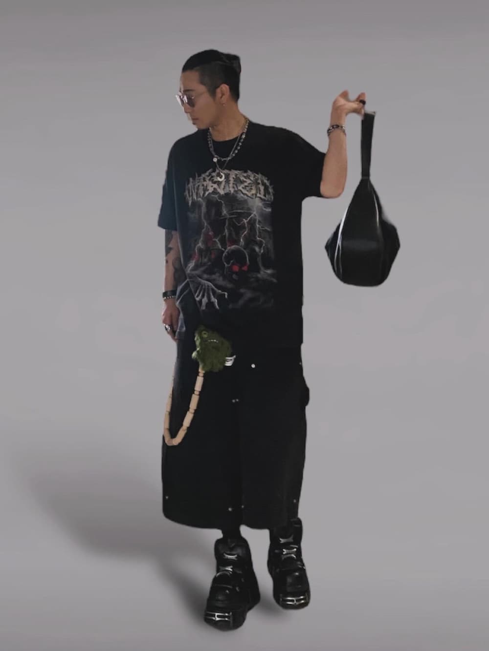 「ロゴT、フェススタイル、古着MIX、夏コーデ、休日スタイル、革靴、ブラック、ブラックコーデ、ストリート、SK8、ハーフパンツ、ロック、ロックT」｜「WASTED PARISのストリートブランド WASTED PARIS ウェイステッド パリス T-SHIRT UNDEAD オーバーサイズ 半袖トップス 半袖Tシャツ ロゴTシャツ プリントTシャツ ストリートファッション スケーターブランド（Tシャツ/カットソー、グレー系）」を使った、WATASABUさん（メンズ・165cm）の夏コーディネートの3枚目の写真