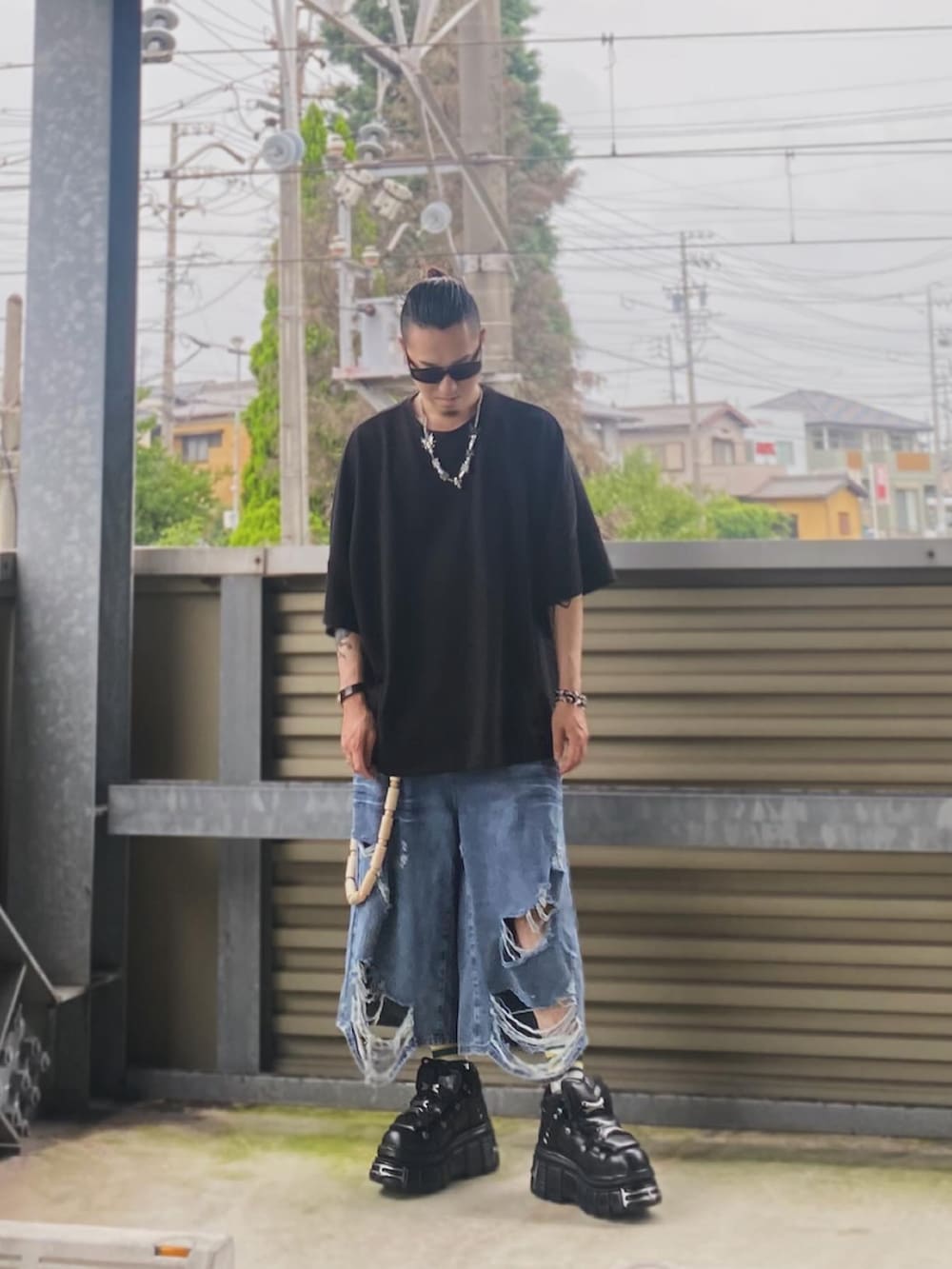 「夏コーデ、さらっと晴れやかスナップ、プチプラ、今日のコーデ、メンズファッション、ootd、夏、半袖シャツ、ハーフパンツ、黒、ゆるコーデ」｜「HAREのドルマンポンチカットソー(HARE)（Tシャツ/カットソー、ブラック系）」を使った、WATASABUさん（メンズ・165cm）の夏コーディネートの2枚目の写真