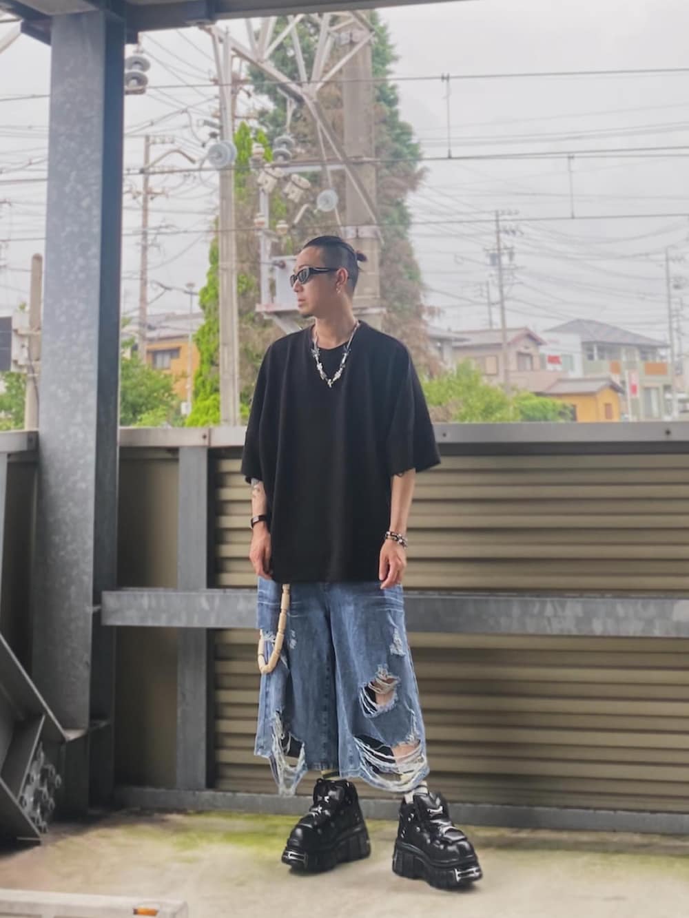 「夏コーデ、さらっと晴れやかスナップ、プチプラ、今日のコーデ、メンズファッション、ootd、夏、半袖シャツ、ハーフパンツ、黒、ゆるコーデ」｜「HAREのドルマンポンチカットソー(HARE)（Tシャツ/カットソー、ブラック系）」を使った、WATASABUさん（メンズ・165cm）の夏コーディネートの3枚目の写真