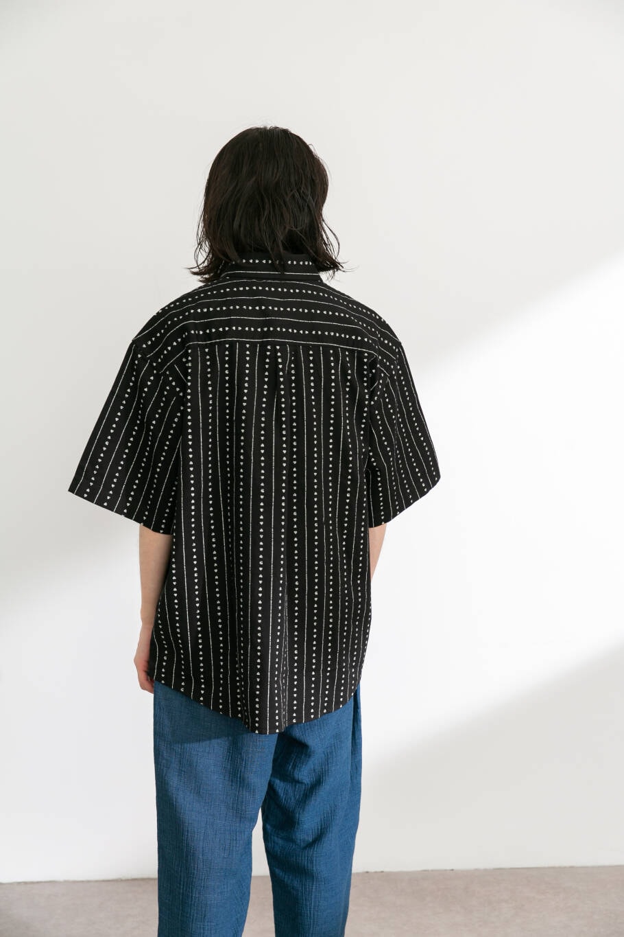 ブラック系のシャツ/ブラウス、ブルー系のデニムパンツを着用したメンズの春コーディネートの4枚目の写真