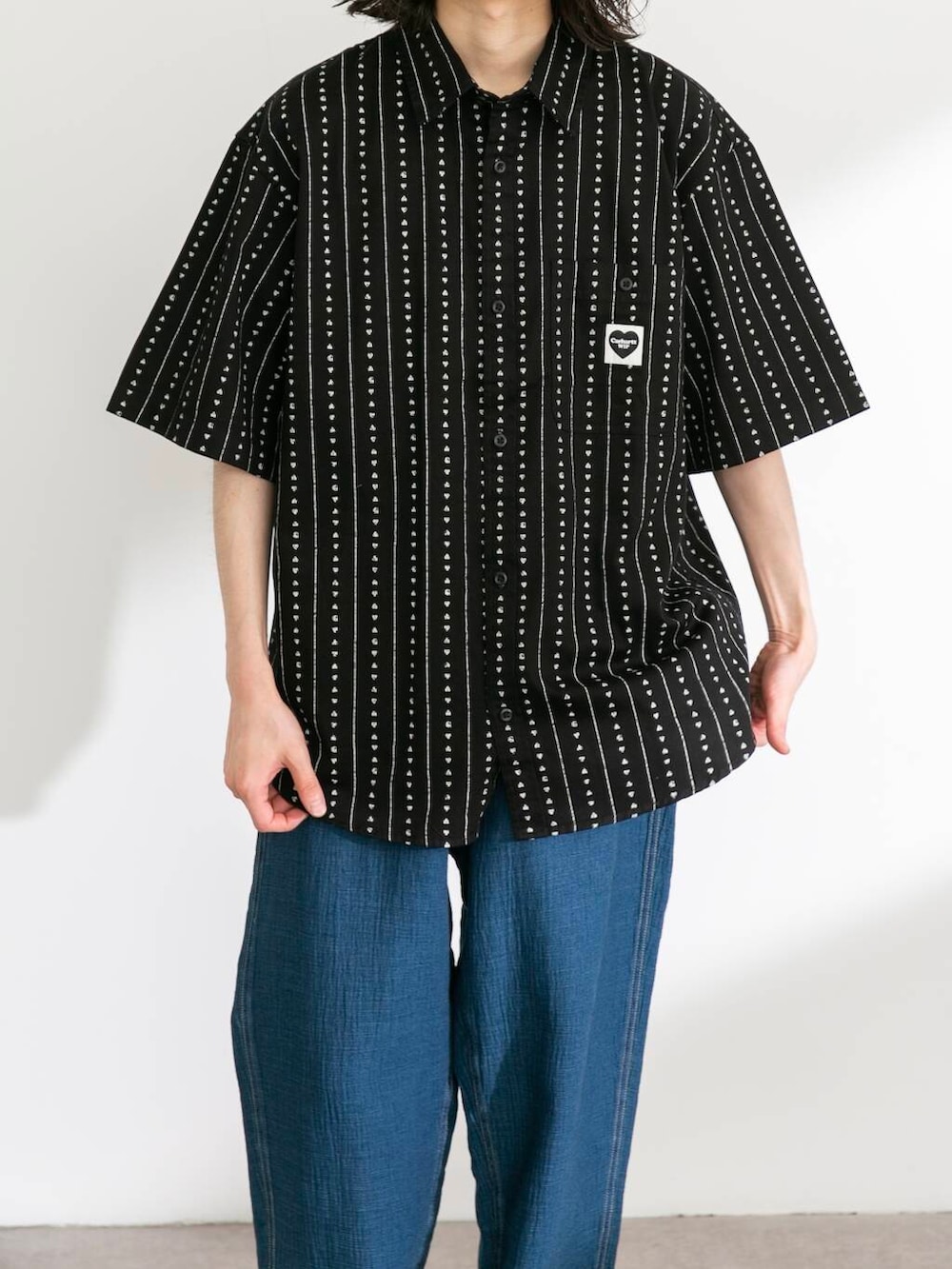 ブラック系のシャツ/ブラウス、ブルー系のデニムパンツを着用したメンズの春コーディネートの3枚目の写真