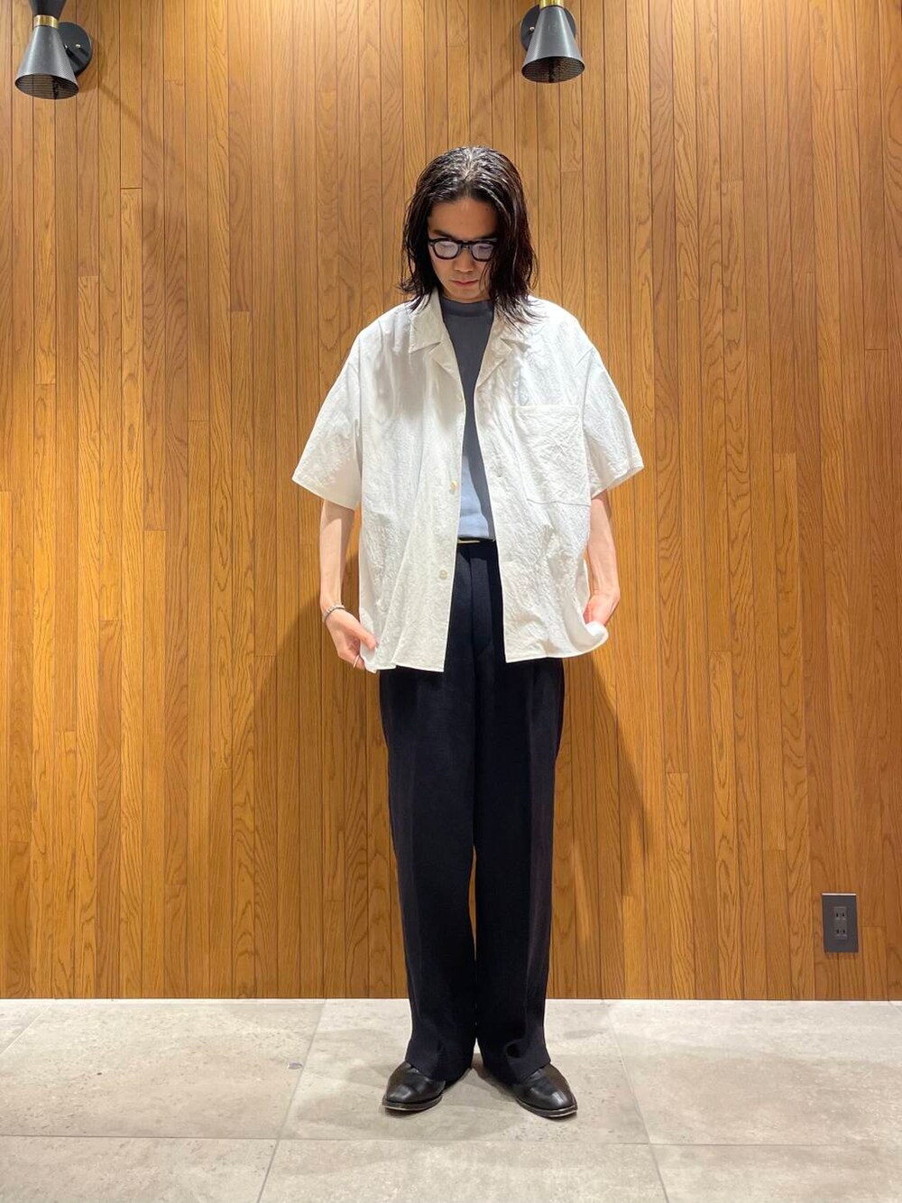 ブルー系のTシャツ/カットソー、ブルー系のその他パンツ、ホワイト系のシャツ/ブラウスを着用したメンズの夏コーディネートの3枚目の写真