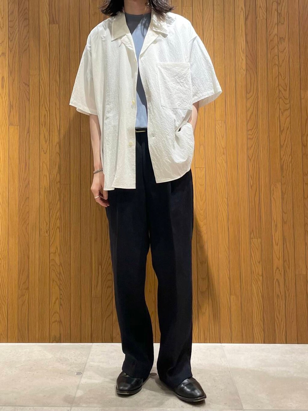ブルー系のTシャツ/カットソー、ブルー系のその他パンツ、ホワイト系のシャツ/ブラウスを着用したメンズの夏コーディネートの5枚目の写真