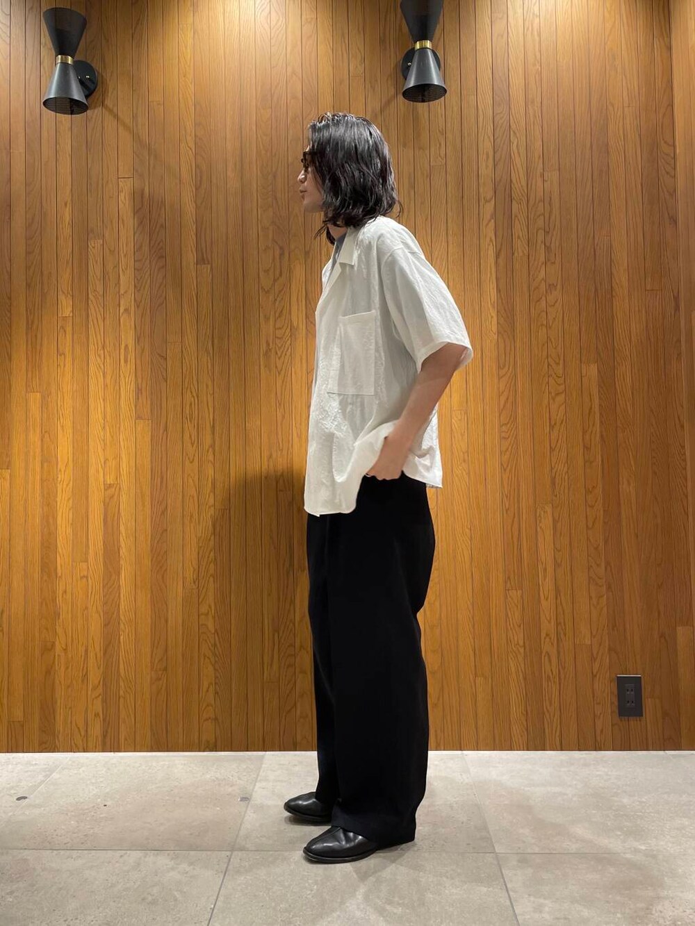 ブルー系のTシャツ/カットソー、ブルー系のその他パンツ、ホワイト系のシャツ/ブラウスを着用したメンズの夏コーディネートの4枚目の写真