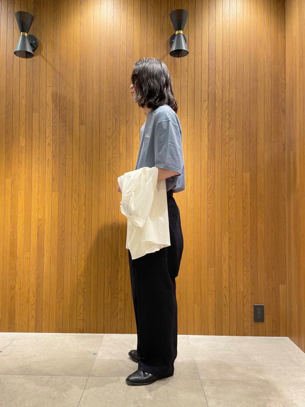 ブルー系のTシャツ/カットソー、ブルー系のその他パンツ、ホワイト系のシャツ/ブラウスを着用したメンズの夏コーディネートの2枚目の写真