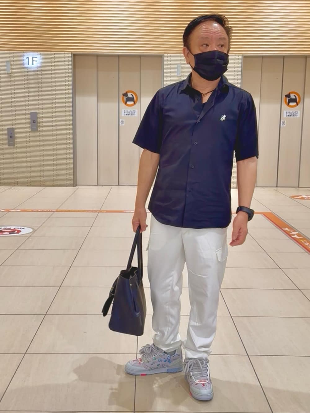 「メンズコーデ、モノトーンコーデ、厚底シューズ、LOUIS  VUITTON、agnes b.、H&M、BALENCIAGA」｜「LOUIS VUITTONのアイテム（スニーカー、グレー系）」を使った、かつさん（メンズ・174cm）の夏コーディネートの2枚目の写真
