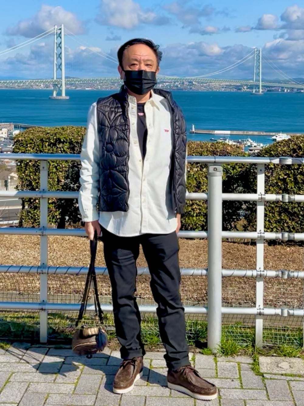 ブラウン系のブーティ、ホワイト系のシャツ/ブラウス、ブラック系のTシャツ/カットソーを着用したメンズの春コーディネートの2枚目の写真