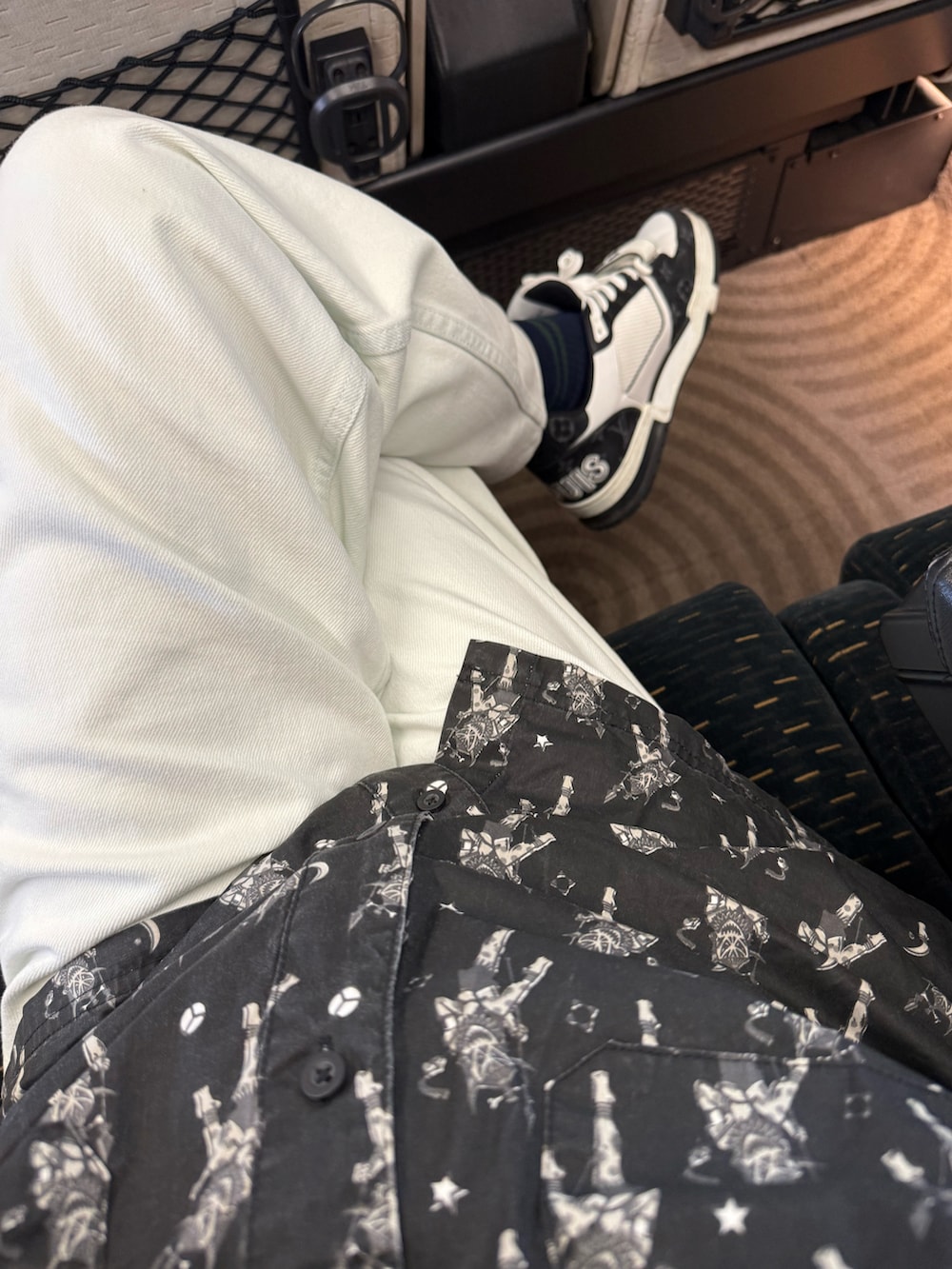 「夏ルックで気分アップ、デニム、ワイドデニム、半袖シャツ、LOUIS  VUITTON、オトナカジュアル、UNIQLO、SANTA CRUZ」｜「SANTA CRUZのアイテム（シャツ/ブラウス、ブラック系）」を使った、かつさん（メンズ・174cm）の夏コーディネートの2枚目の写真