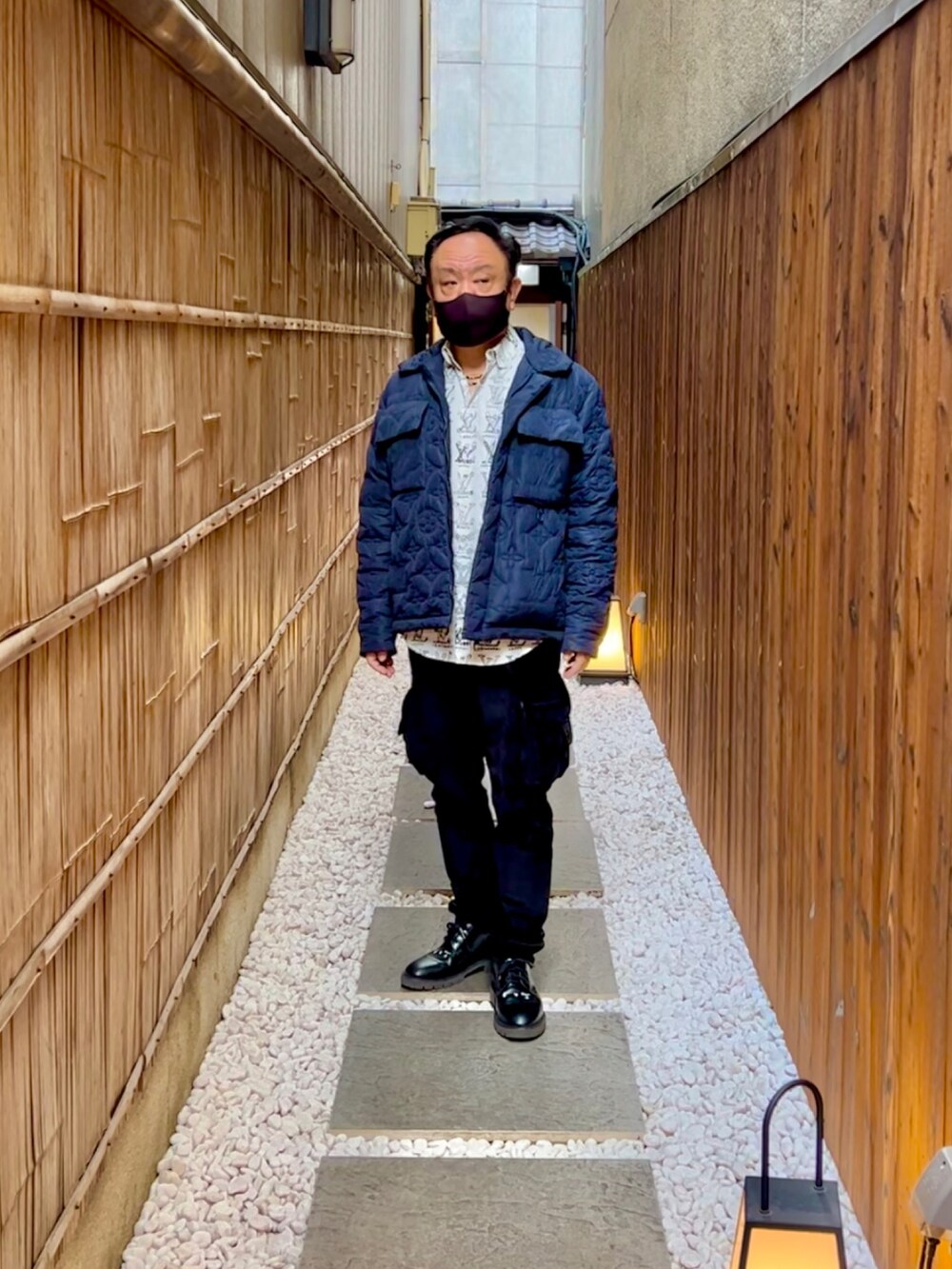 「メンズファッション、大人コーデ、休日スタイル、ダウンジャケット、冬コーデ、LOUIS  VUITTON、Estnation、OFF-WHITE」｜「ESTNATIONのベルベット（カーゴパンツ、ブラック系）」を使った、かつさん（メンズ・174cm）の冬コーディネートの2枚目の写真