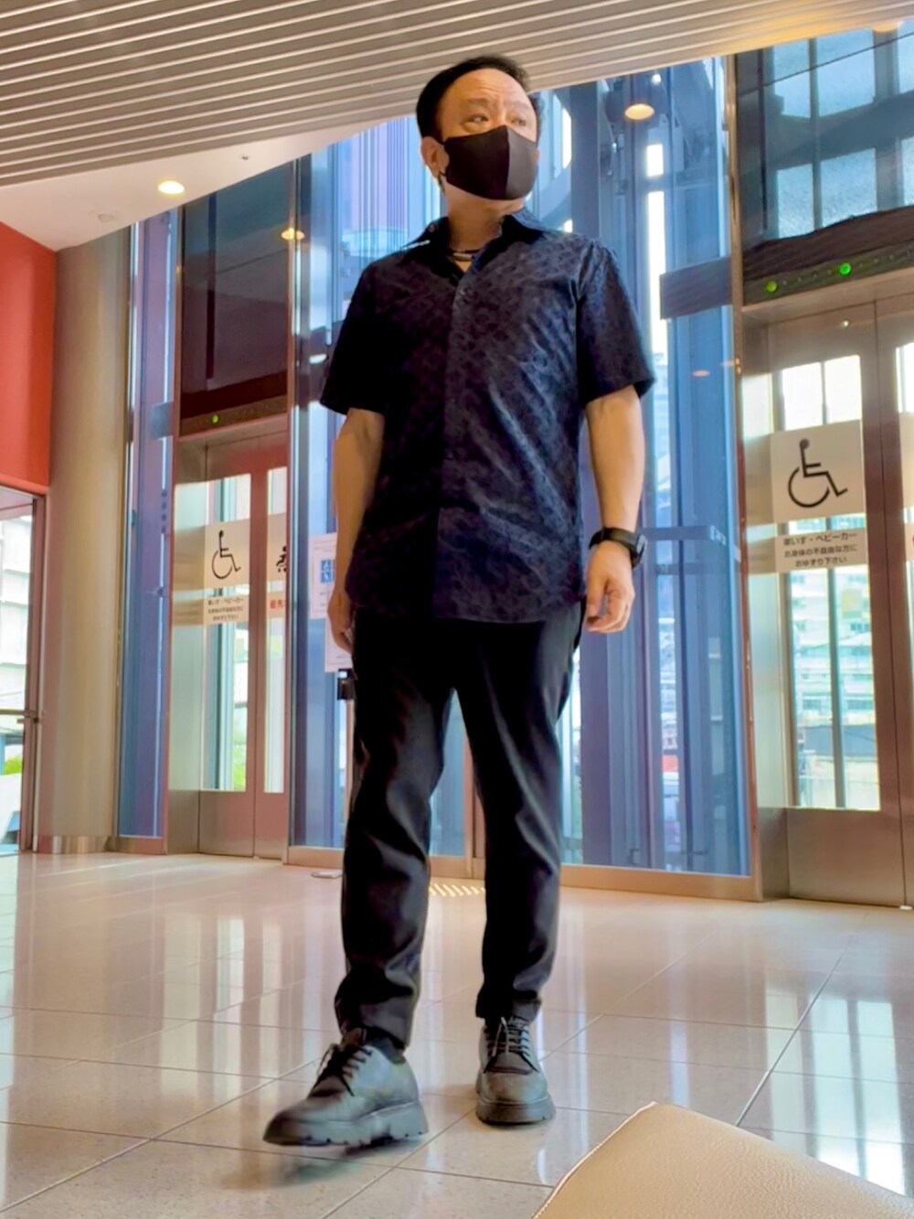 「大人カジュアル、メンズコーデ、LOUIS  VUITTON、united arrows」｜「LOUIS VUITTONのアイテム（シャツ/ブラウス、ブルー系）」を使った、かつさん（メンズ・174cm）の夏コーディネートの2枚目の写真