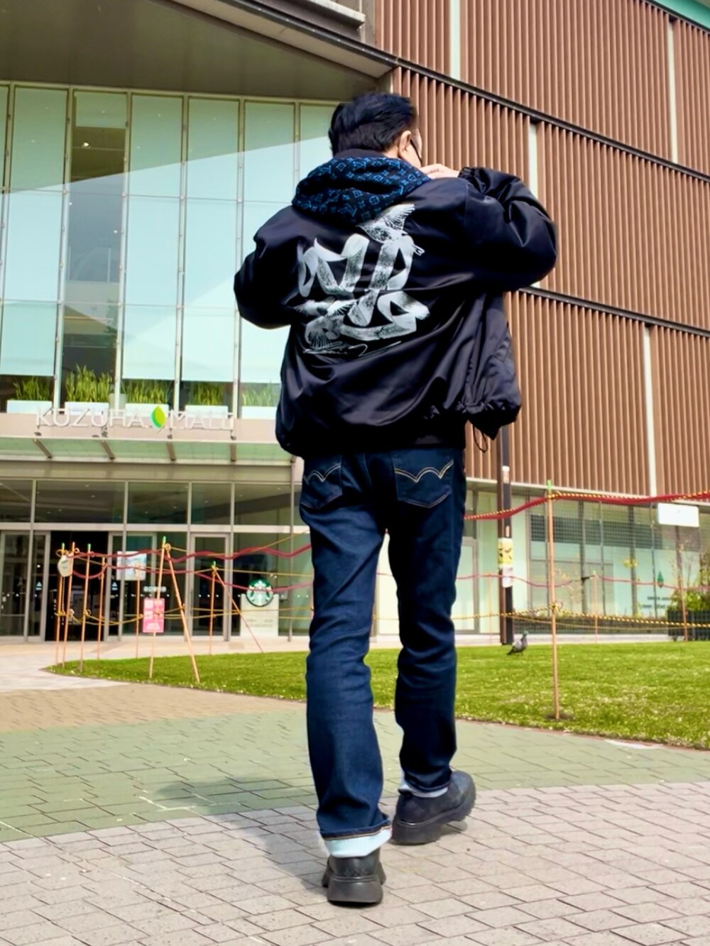 「春のNewスタイル、カジュアルコーデ、大人コーデ、UNIQLO、LOUIS  VUITTON、リラックススタイル、きれいめカジュアル、パーカー」｜「LOUIS VUITTONのアイテム（その他シューズ、ブラック系）」を使った、かつさん（メンズ・174cm）の春コーディネートの2枚目の写真