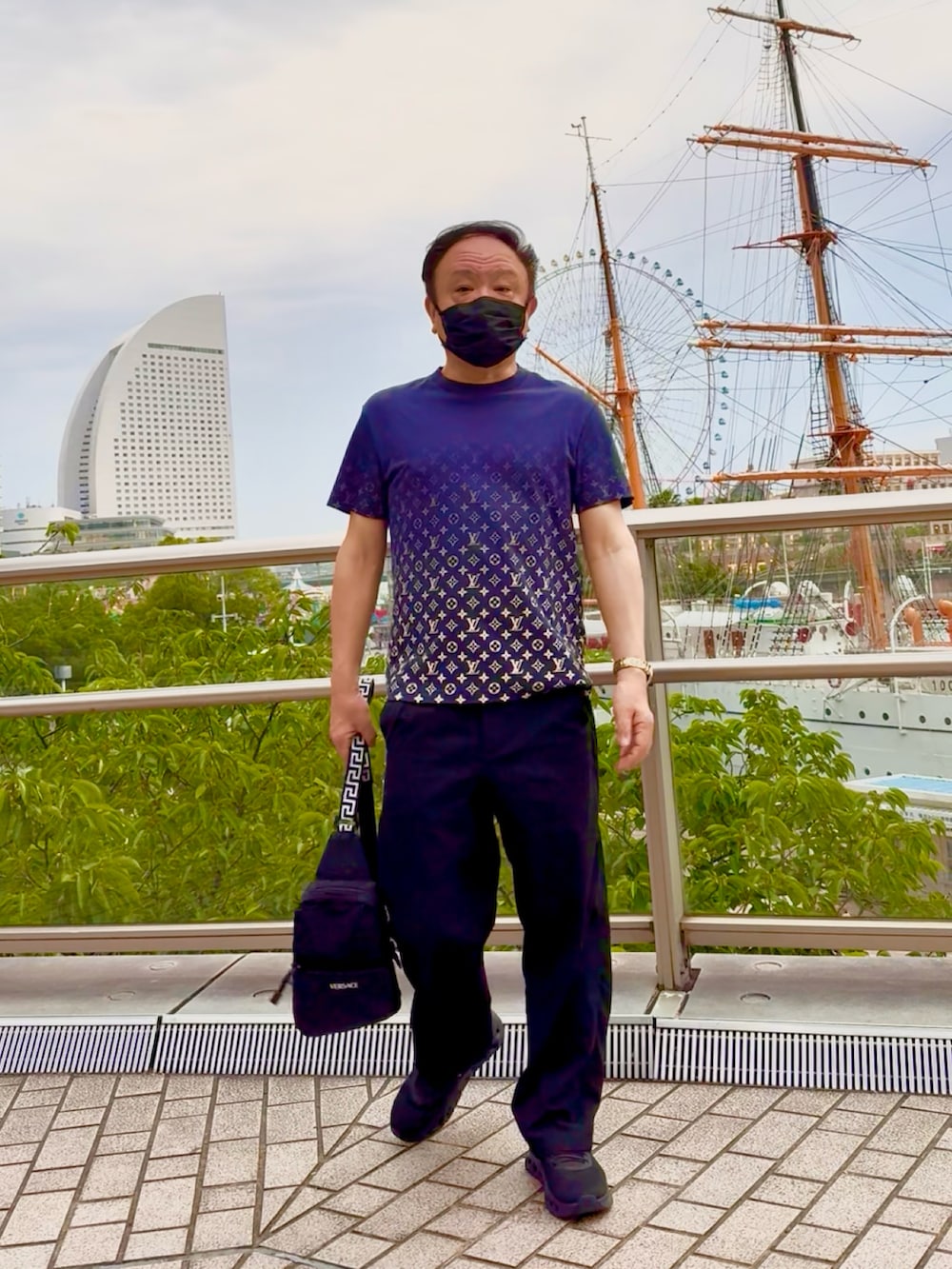 「夏コーデ、ZARA、オトナカジュアル、LOUIS  VUITTON、LOEWE、ファッションを楽しもう」｜「LOUIS VUITTONのアイテム（Tシャツ/カットソー、ブルー系）」を使った、かつさん（メンズ・174cm）の夏コーディネートの2枚目の写真