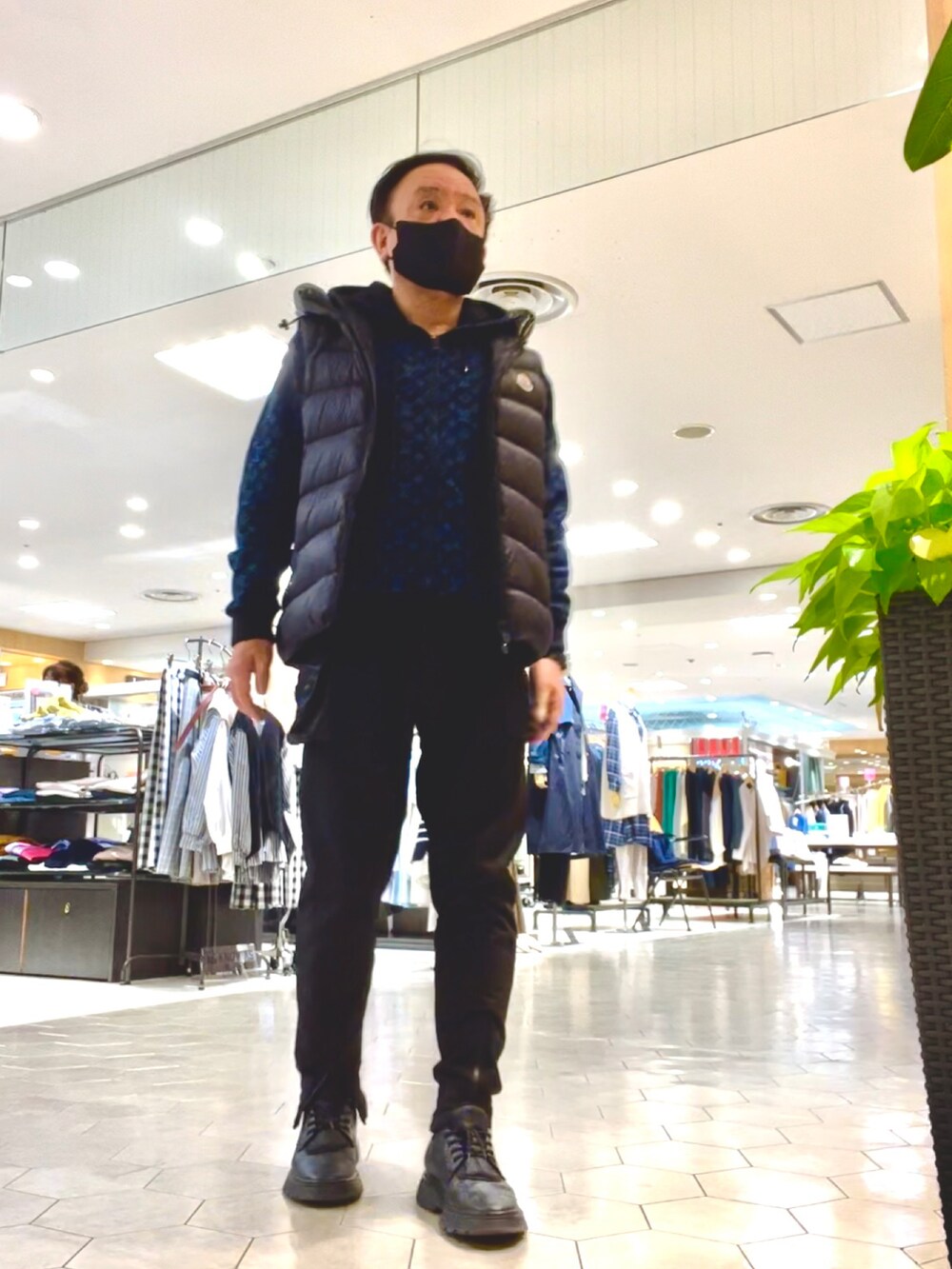 「大人カジュアル、休日スタイル、LOUIS  VUITTON、MONCLER、Estnation」｜「LOUIS VUITTONのアイテム（パーカー、ブルー系）」を使った、かつさん（メンズ・174cm）の冬コーディネートの2枚目の写真