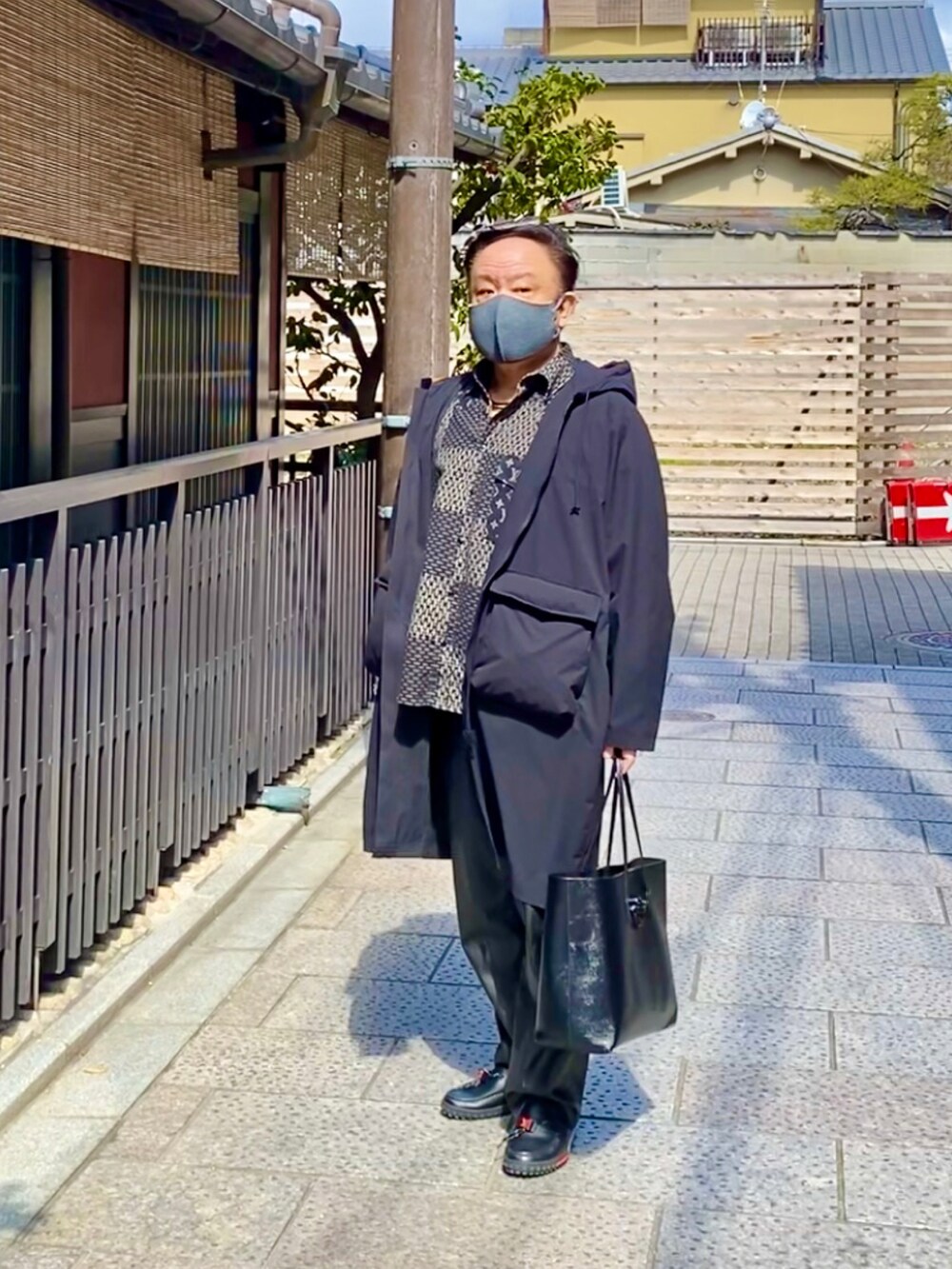 ブラック系のその他アウター、ブラック系のシャツ/ブラウス、ブラック系のパンツを着用したメンズの春コーディネートの2枚目の写真