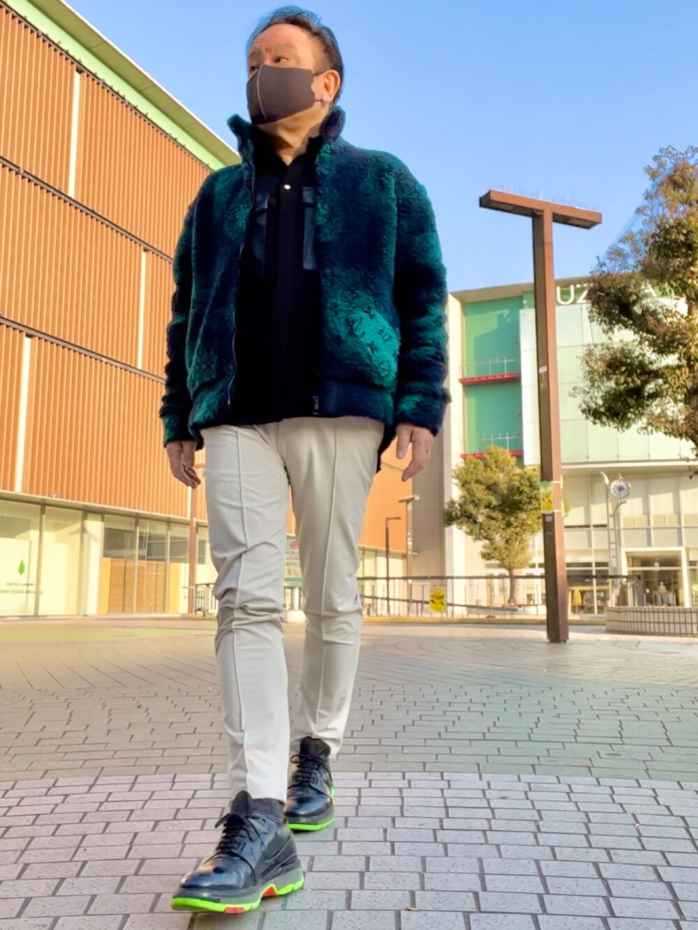 「メンズファッション、冬コーデ、大人カジュアル、GRAMICCI、LOUIS  VUITTON、CLANE」｜「Gramicciのアイテム（その他パンツ、ベージュ系）」を使った、かつさん（メンズ・174cm）の冬コーディネートの2枚目の写真