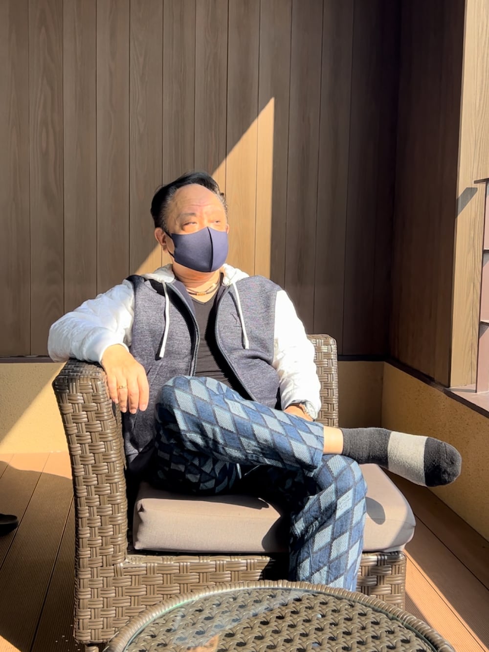 グレー系のパーカー、ブルー系のデニムパンツ、ブラック系のローファーを着用したメンズの春コーディネートの2枚目の写真