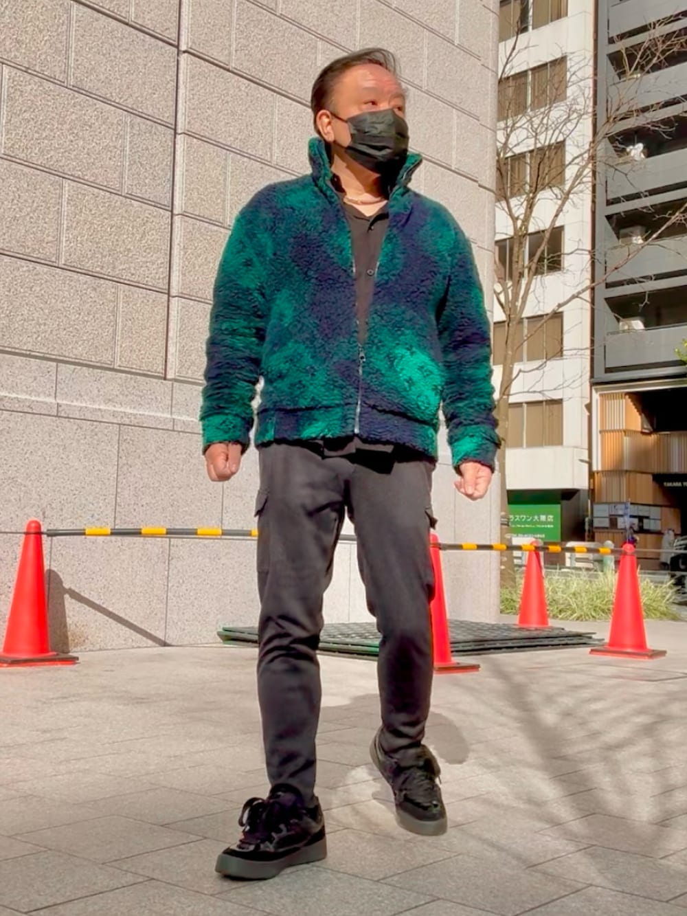 「PLST、大人コーデ、ZARA、LOUIS  VUITTON、メンズファッション、VERSACE」｜「LOUIS VUITTONのアイテム（その他アウター、グリーン系）」を使った、かつさん（メンズ・174cm）の冬コーディネートの2枚目の写真