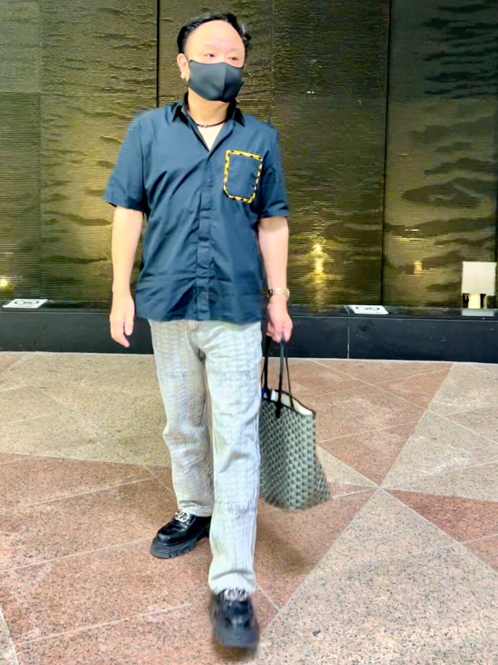 「オトナカジュアル、メンズファッション、LOUIS  VUITTON、FENDI、ZARA、休日スタイル」｜「ZARAのアイテム（デニムパンツ、グレー系）」を使った、かつさん（メンズ・174cm）の秋コーディネートの2枚目の写真