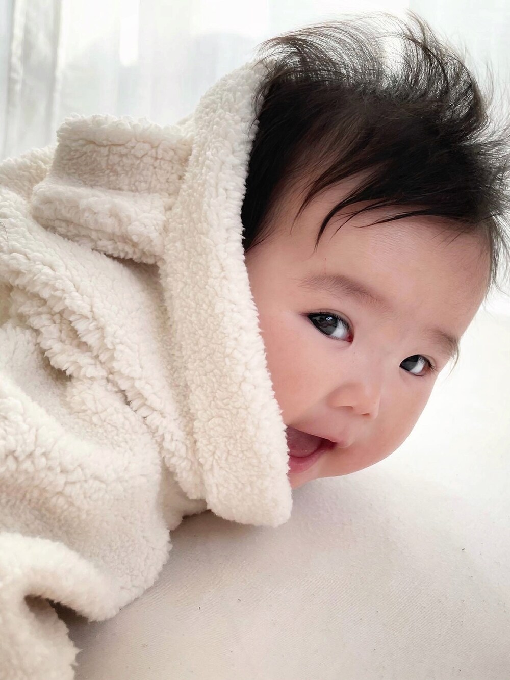 ホワイト系のロンパース、ホワイト系のレギンス/スパッツを着用したキッズの冬コーディネートの2枚目の写真