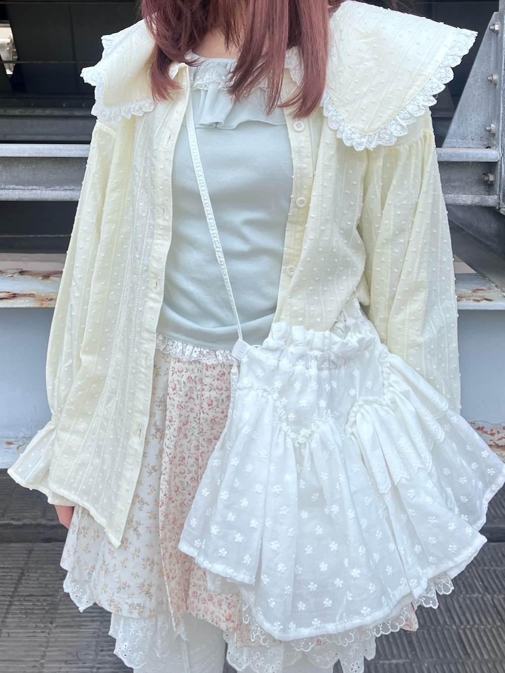 ホワイト系のその他パンツ、ホワイト系のバレエシューズ、グリーン系のTシャツ/カットソーを着用したレディースの冬コーディネートの5枚目の写真