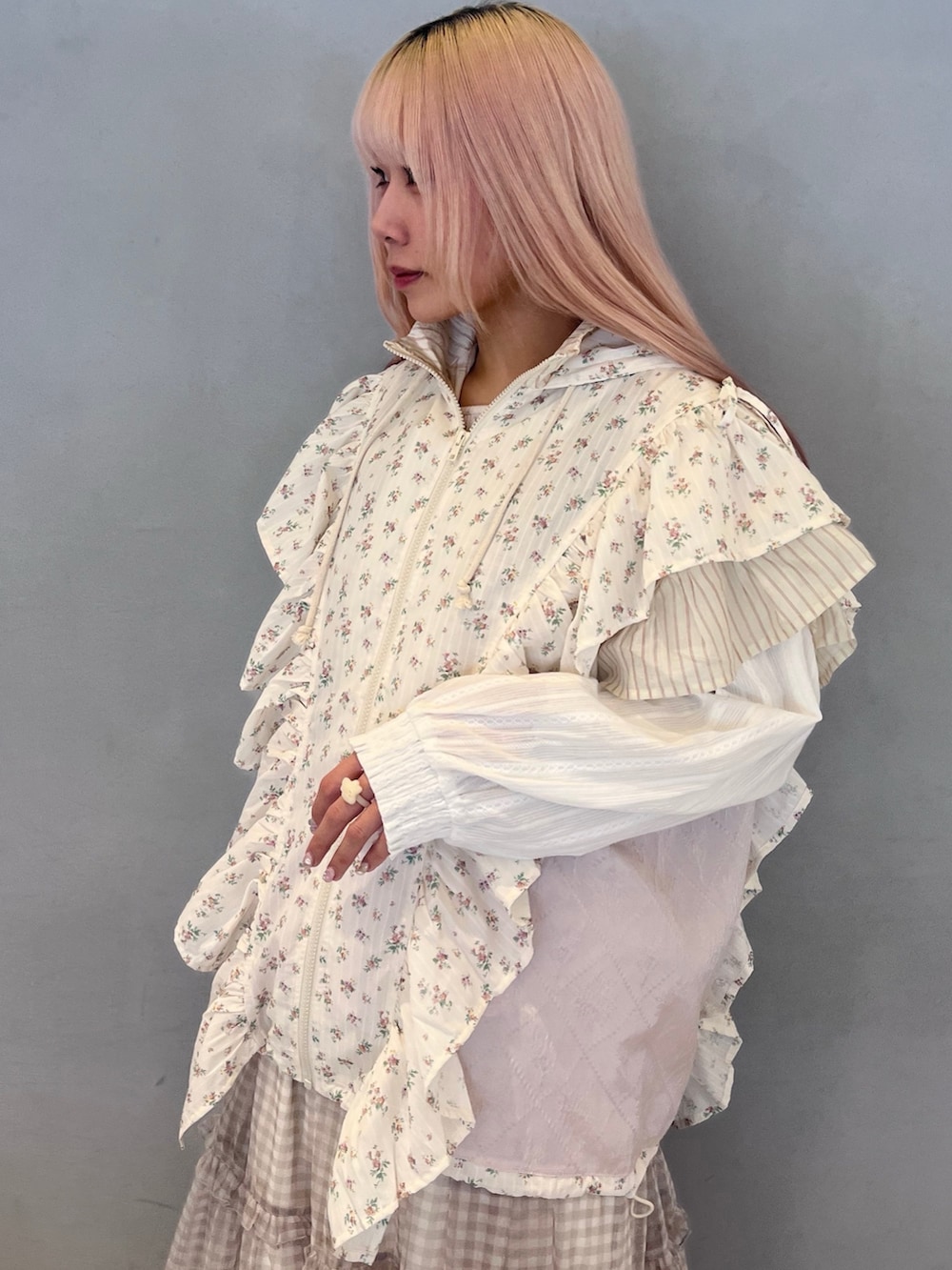 ピンク系のブルゾン、グレー系のワンピース、ホワイト系のその他パンツを着用したレディースの春コーディネートの5枚目の写真