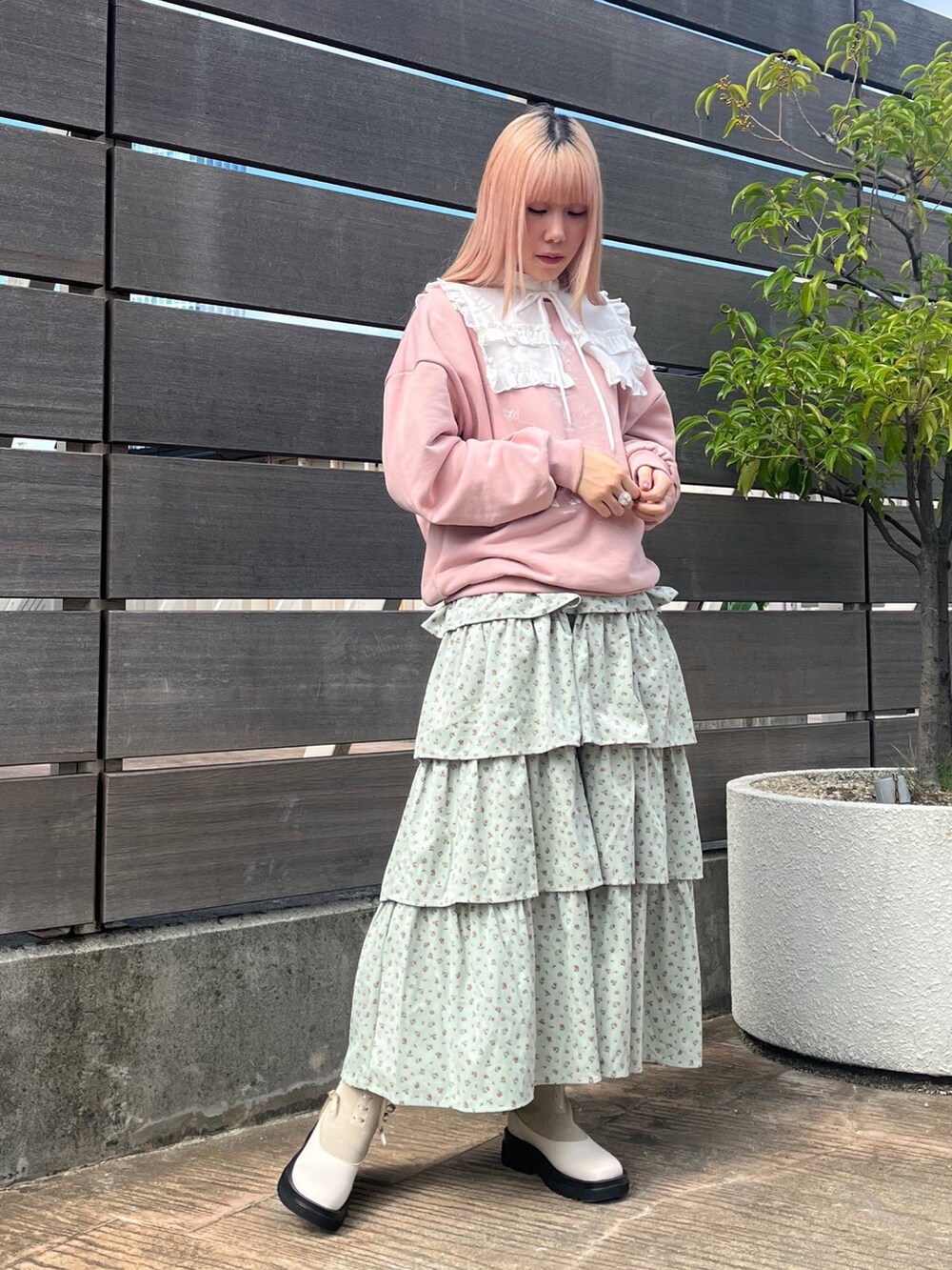 ホワイト系のシャツ/ブラウス、ピンク系のスウェット、グリーン系のジャンパースカートを着用したレディースの秋コーディネートの2枚目の写真