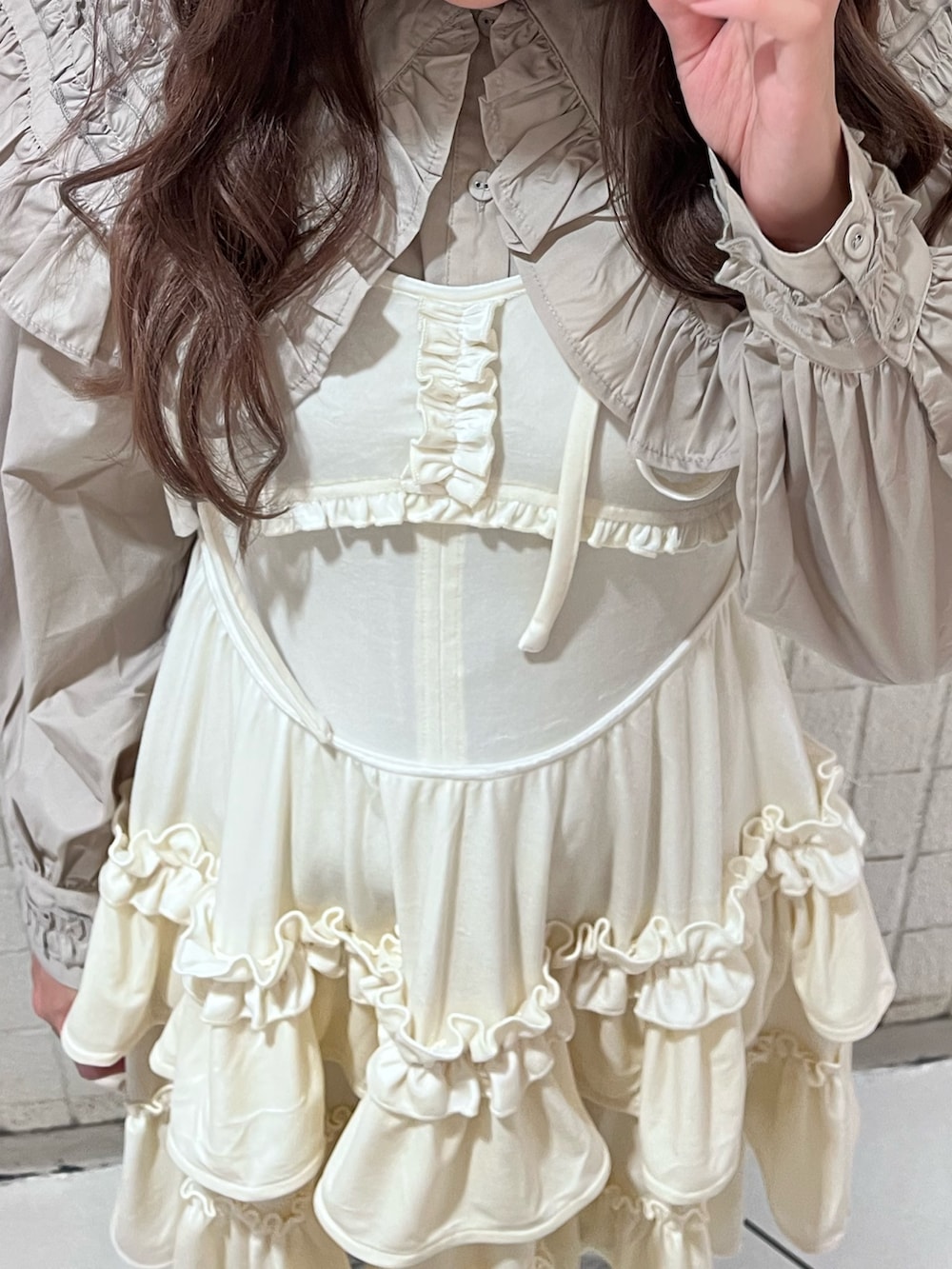 ベージュ系のシャツ/ブラウス、ホワイト系のワンピース、グレー系のスウェットパンツを着用したレディースの秋コーディネートの5枚目の写真