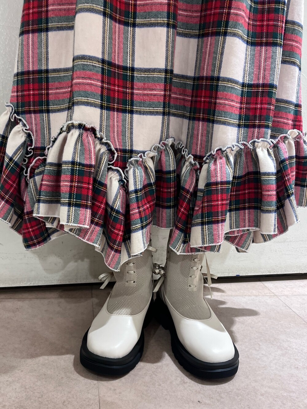 ホワイト系のシャツ/ブラウス、グレー系のカーディガン/ボレロ、ホワイト系のスカートを着用したレディースの秋コーディネートの8枚目の写真