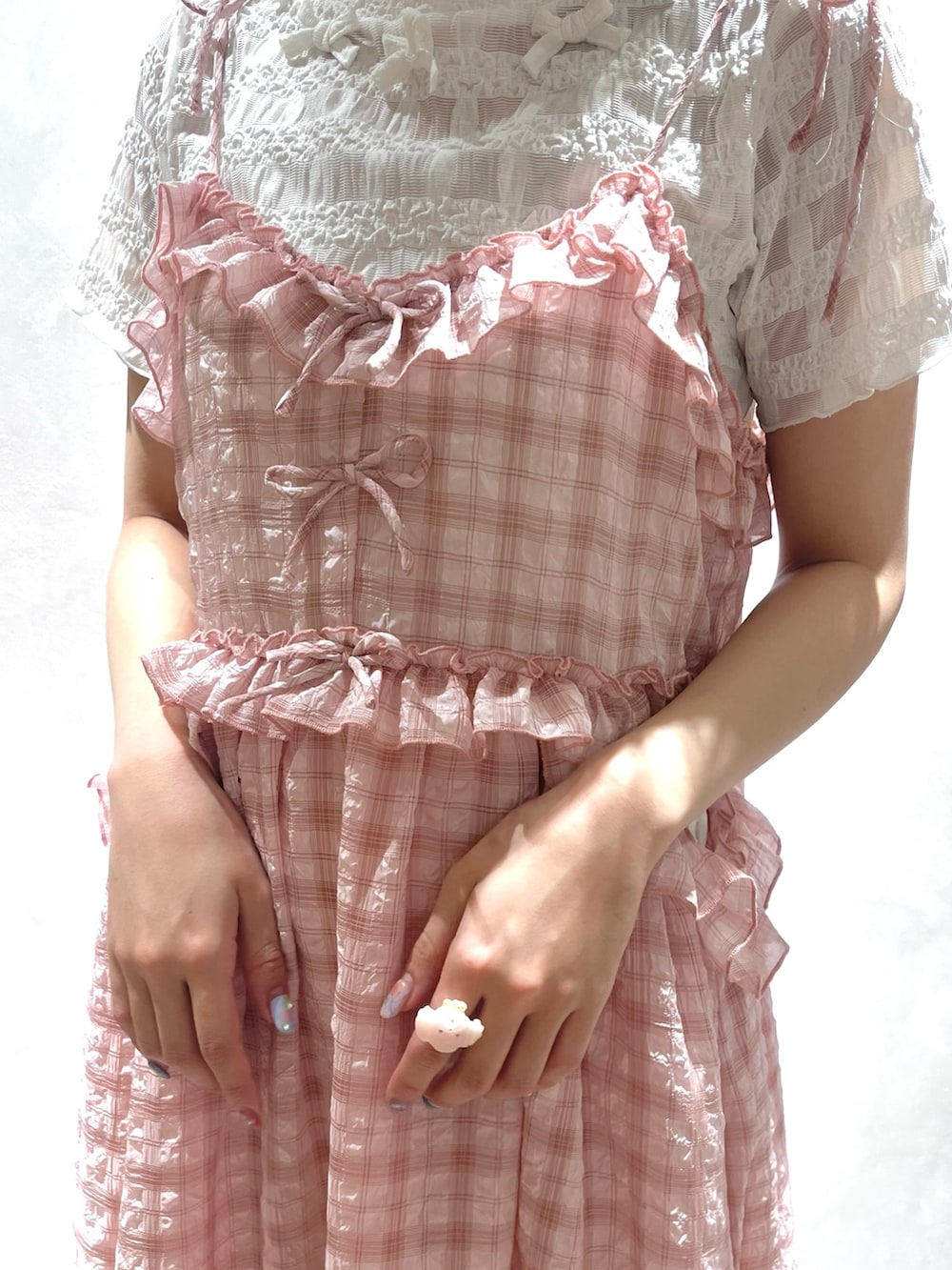 ホワイト系のTシャツ/カットソー、ピンク系のワンピース、ピンク系のサンダルを着用したレディースの夏コーディネートの6枚目の写真