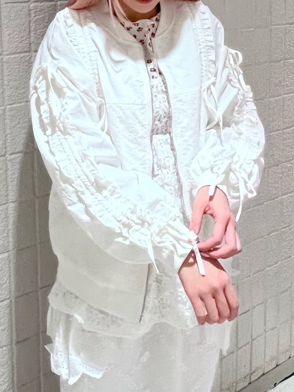 ホワイト系のキャミソール、ホワイト系のスカート、ホワイト系のパンプスを着用したレディースの春コーディネートの8枚目の写真