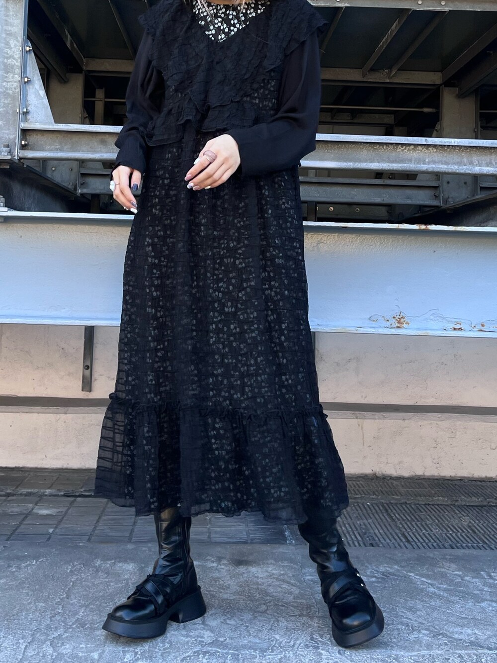 ブラック系のチェスターコート、ブラック系のワンピース、ブラック系のワンピースを着用したレディースの冬コーディネートの2枚目の写真