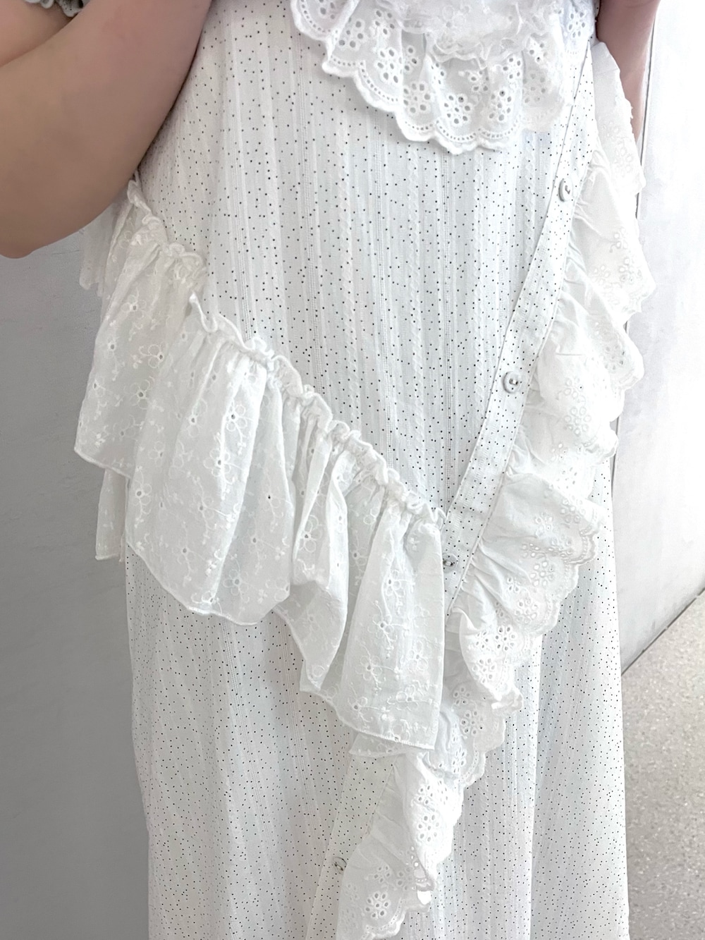 ホワイト系のワンピース、グレー系のTシャツ/カットソー、ホワイト系のサンダルを着用したレディースの夏コーディネートの6枚目の写真