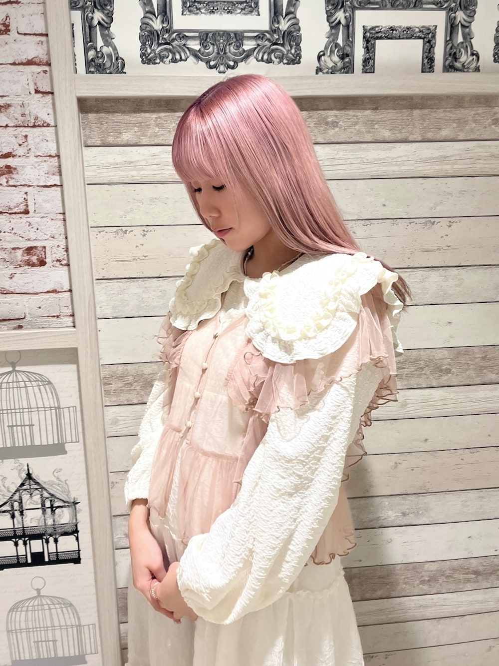 ホワイト系のTシャツ/カットソー、ベージュ系のシャツ/ブラウス、ホワイト系のワンピースを着用したレディースの春コーディネートの5枚目の写真