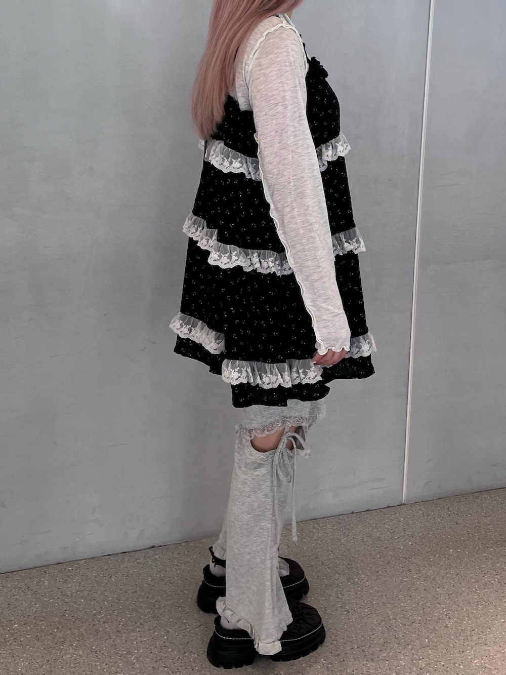 ブラック系のチュニック、グレー系のTシャツ/カットソー、グレー系のスウェットパンツを着用したレディースの夏コーディネートの3枚目の写真