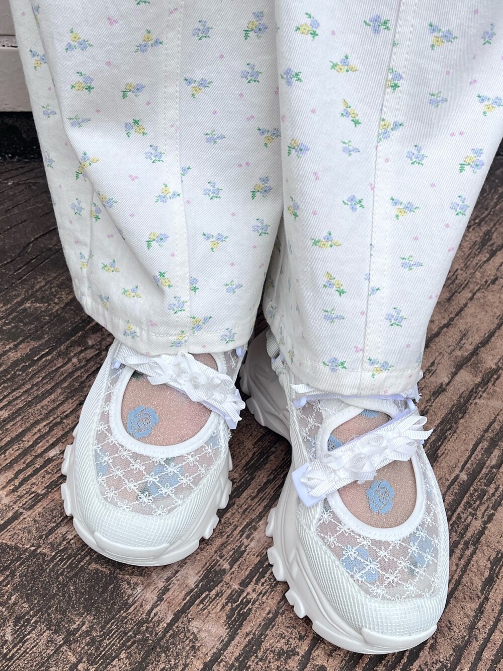 ホワイト系のシャツ/ブラウス、ブルー系のキャミソール、ホワイト系のカーゴパンツを着用したレディースの春コーディネートの8枚目の写真