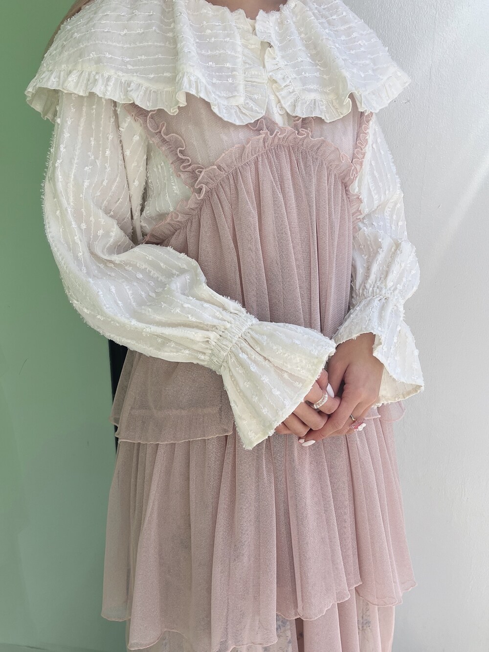 ホワイト系のシャツ/ブラウス、ピンク系のワンピース、ブルー系のスカートを着用したレディースの冬コーディネートの6枚目の写真