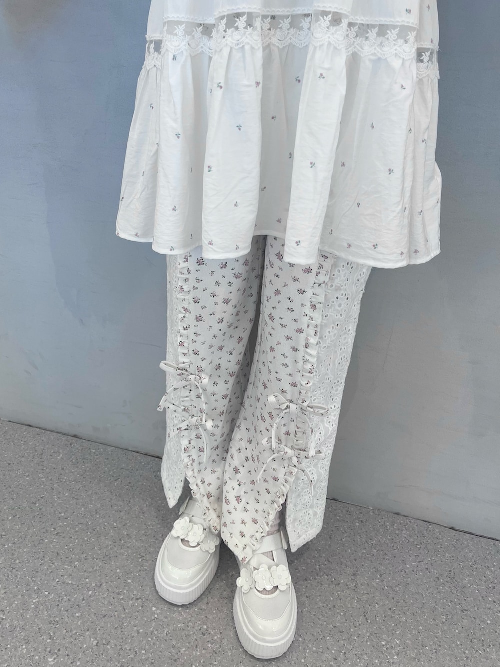 ホワイト系のカーディガン/ボレロ、ピンク系のキャミソール、その他のデニムパンツを着用したレディースの春コーディネートの8枚目の写真