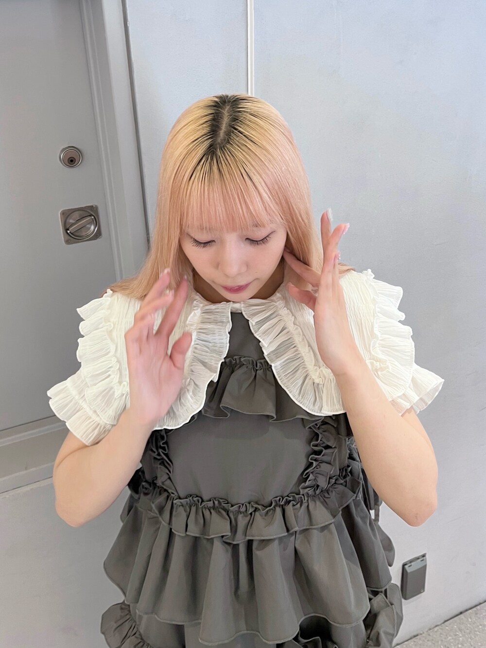 グレー系のワンピース、ホワイト系のシャツ/ブラウス、ホワイト系のサンダルを着用したレディースの夏コーディネートの4枚目の写真