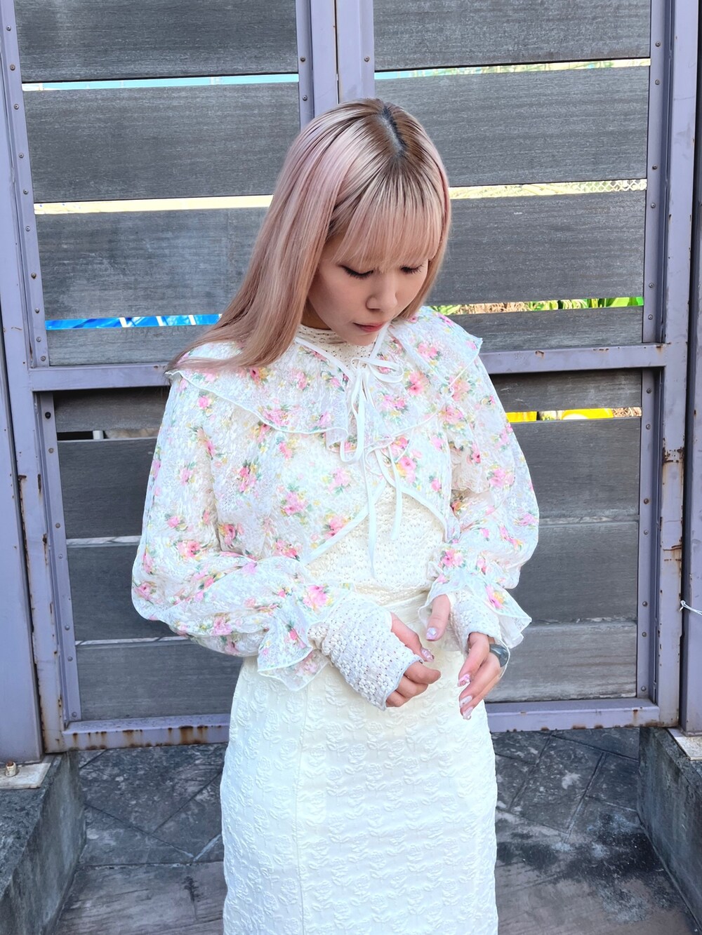 ホワイト系のTシャツ/カットソー、ホワイト系のスカート、ホワイト系のカーディガン/ボレロを着用したレディースの春コーディネートの4枚目の写真