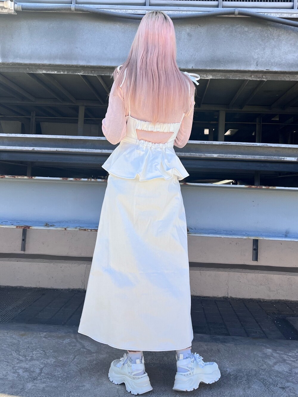 ピンク系のTシャツ/カットソー、ホワイト系のワンピース、ホワイト系のスニーカーを着用したレディースの冬コーディネートの3枚目の写真